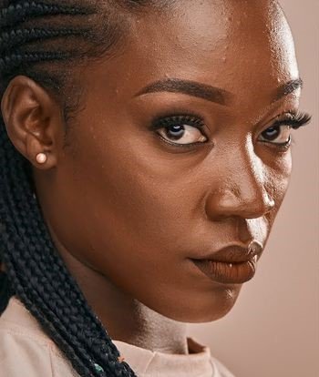 Photo de femme noire avec imperfection sur visage